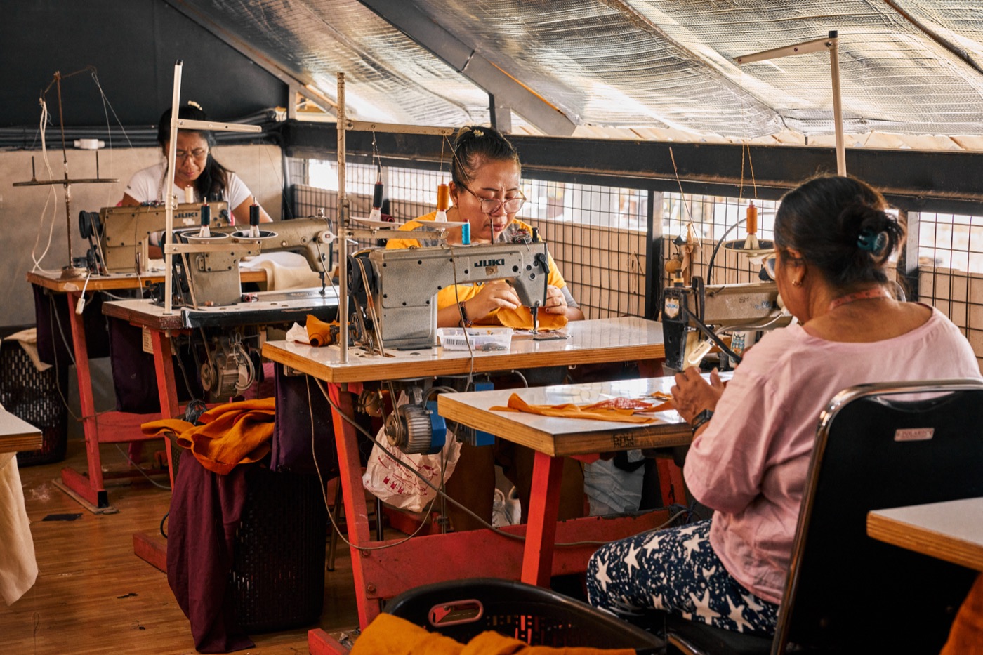 L'atelier KARADJO à Bali — couturières à la machine