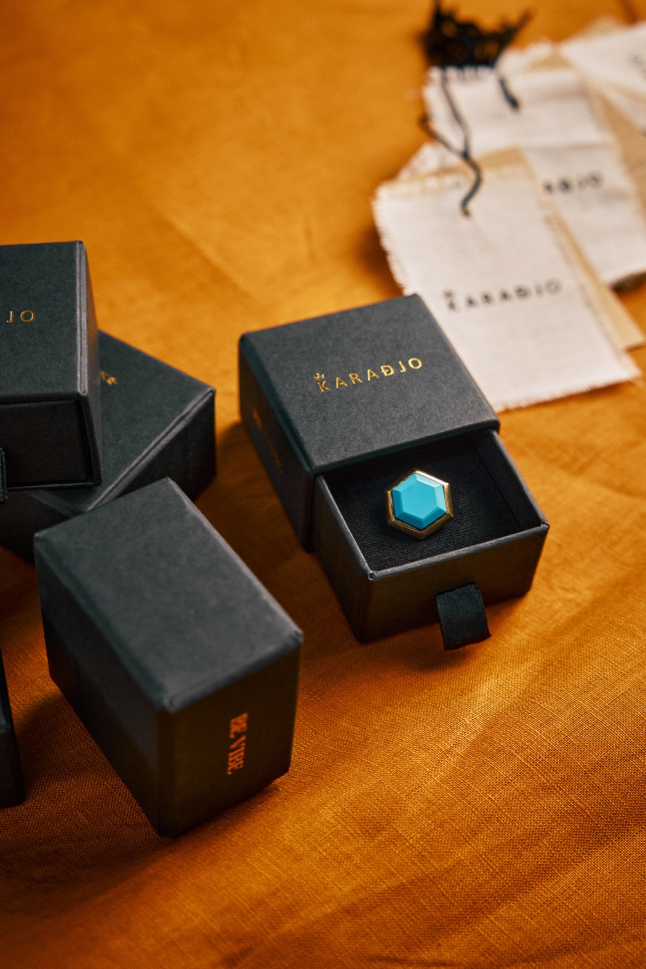Boîte noire KARADJO, pierre turquoise sertie d'or