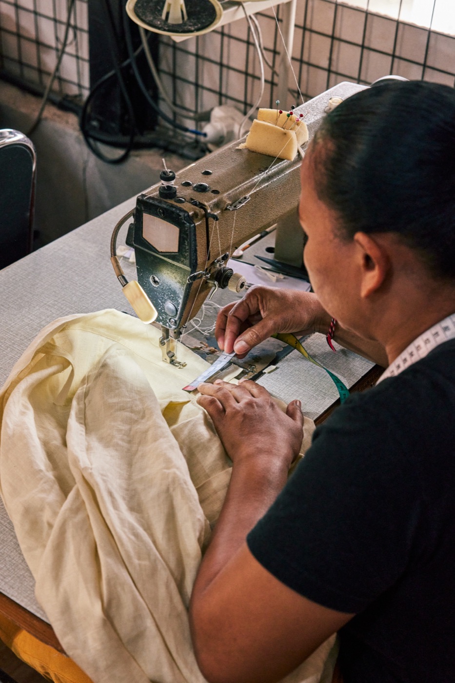 Couturière assemblant une pièce sur machine