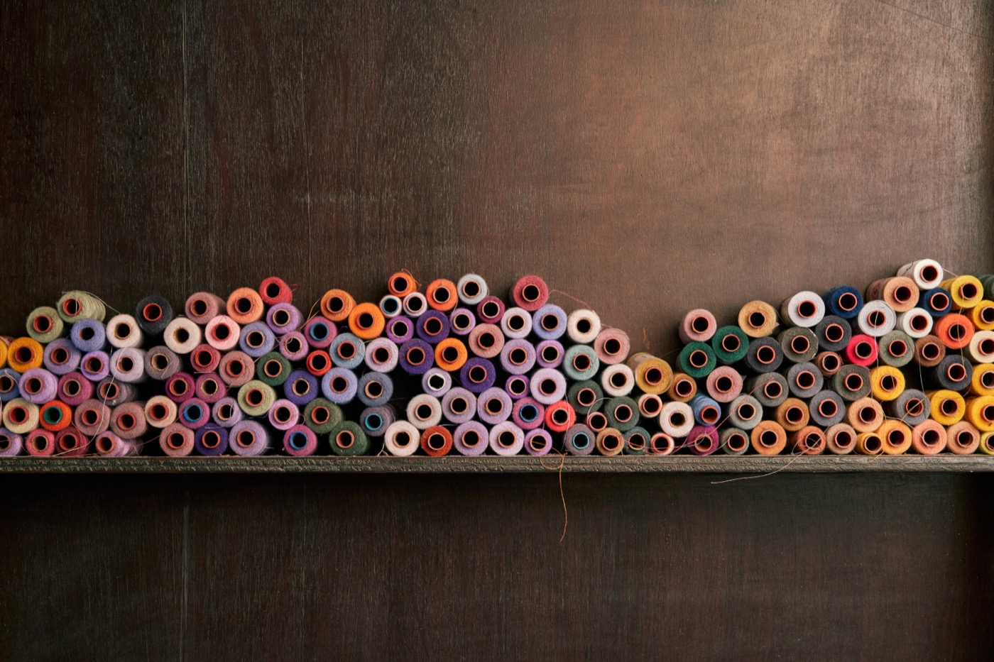 Bobines de fil colorées dans l'atelier