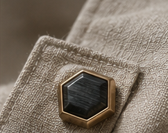 Pierre sertie d'or — monture hexagonale KARADJO