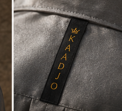 Ruban doré — détail femme KARADJO